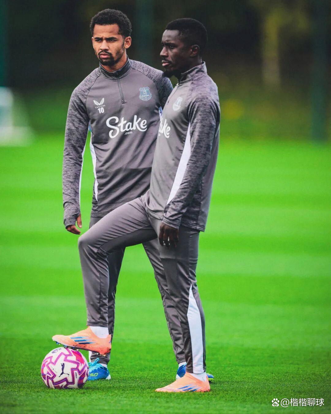 包含转折点西汉姆内部沟通赛后北京国安备战英超，英超国际比赛日热度飙升瞬间刷屏的词条