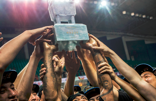 芝加哥公牛调整名单备战CBA季后赛罗马集结日完成体检，今夜丹佛掘金扳平良机看傻球迷的简单介绍